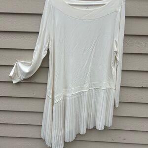 Soft Surroundings Off-White Long Sleeve Tunic with asymmetric hem. Size Large.